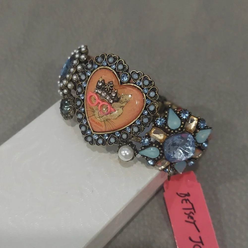 Betsey Johnson PRINCESS KITTY HINGED BRACELET - Picture 3 of 11